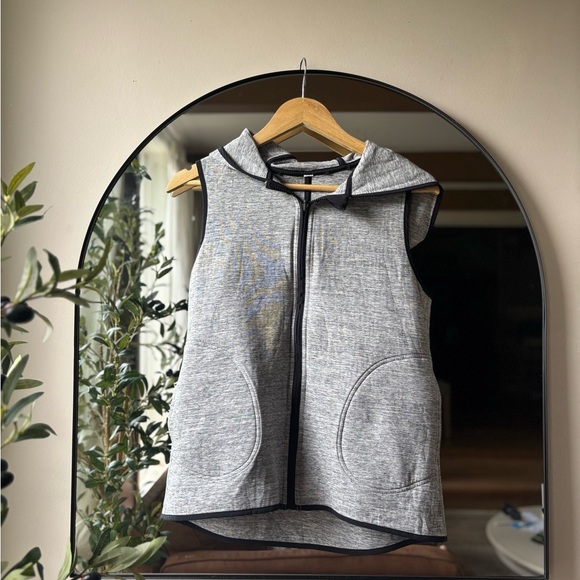 Lululemon | insculpt hooded vest | size 8 - Picture 5 of 7